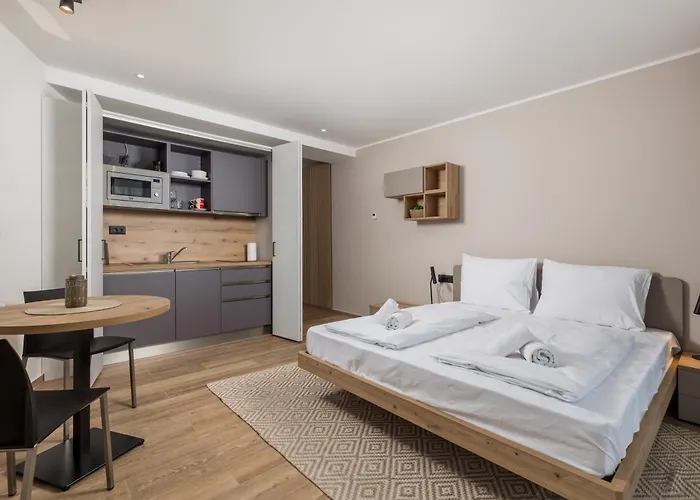 Belinda With Balcony & Private Parking