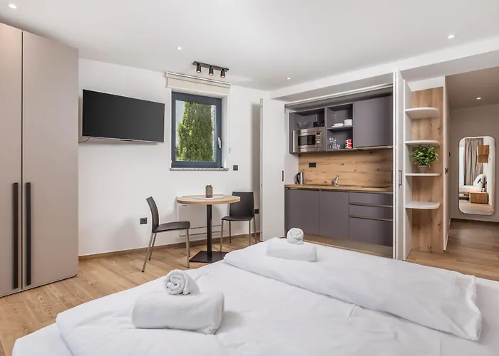 Belinda With Balcony & Private Parking Apartment