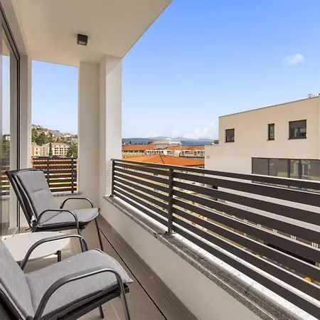 Belinda With Balcony & Private Parking Apartman *