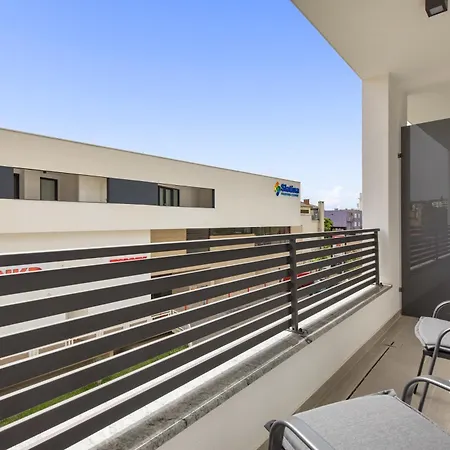 Belinda With Balcony & Private Parking Apartman