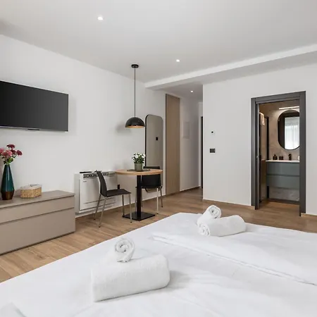 Belinda With Balcony & Private Parking * Οπατία