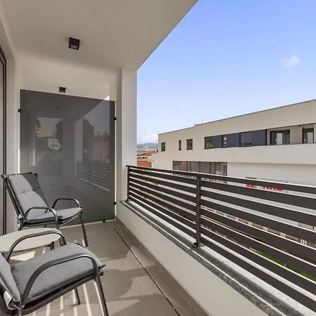 Belinda With Balcony & Private Parking Οπατία