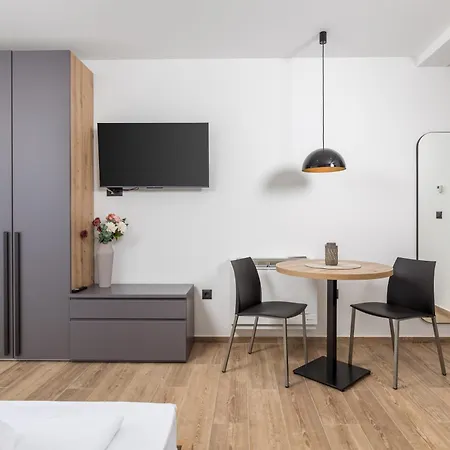 Belinda With Balcony & Private Parking