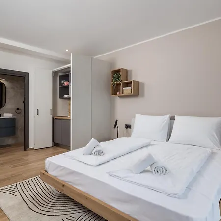 Belinda With Balcony & Private Parking Apartman