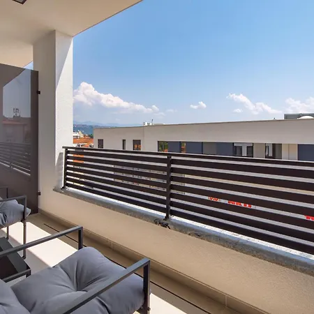 Belinda With Balcony & Private Parking *