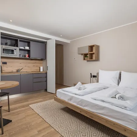 Belinda With Balcony & Private Parking