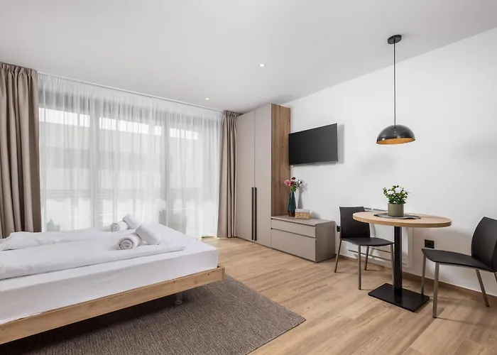 Belinda With Balcony & Private Parking *