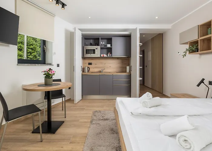 Belinda With Balcony & Private Parking