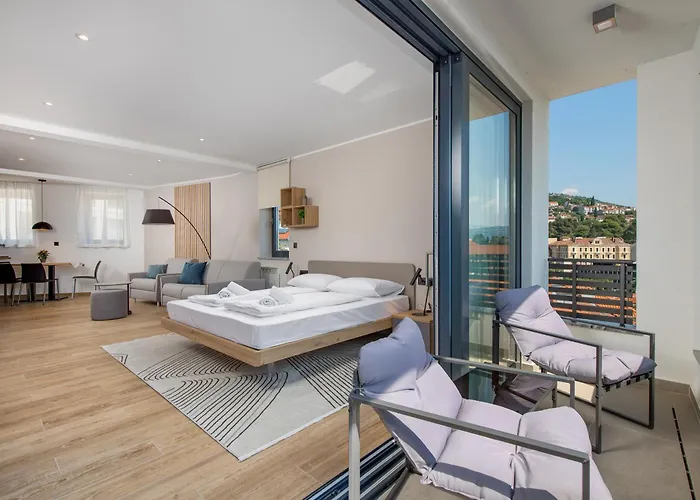 Belinda With Balcony & Private Parking *