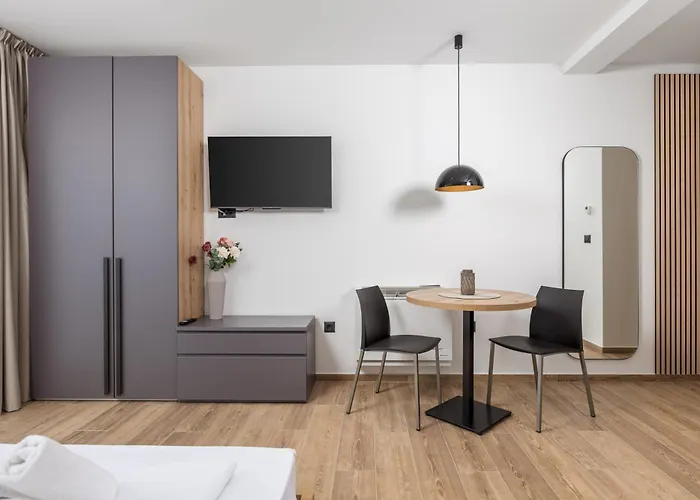 Belinda With Balcony & Private Parking