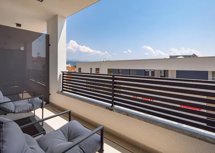 Belinda With Balcony & Private Parking *